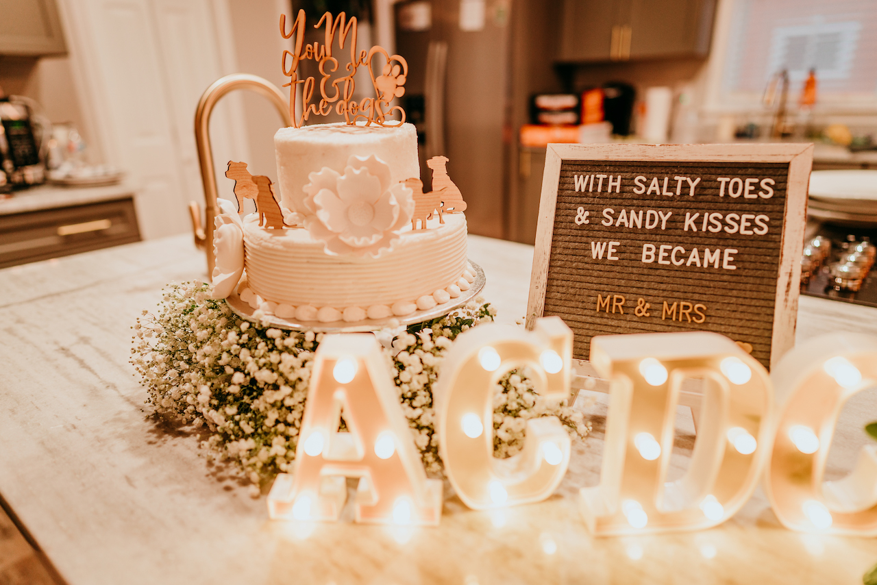 bánh cưới cho đám cưới lãng mạn trên bãi biển ở Alabama 