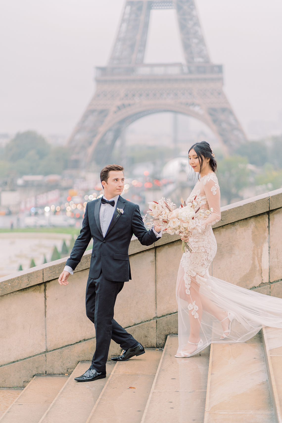 Rainy and Romantic Parisian Eiffel Tower Elopement Inspiration Christine Grace Photography 5 - Cách thực hiện và các nền tảng tốt nhất