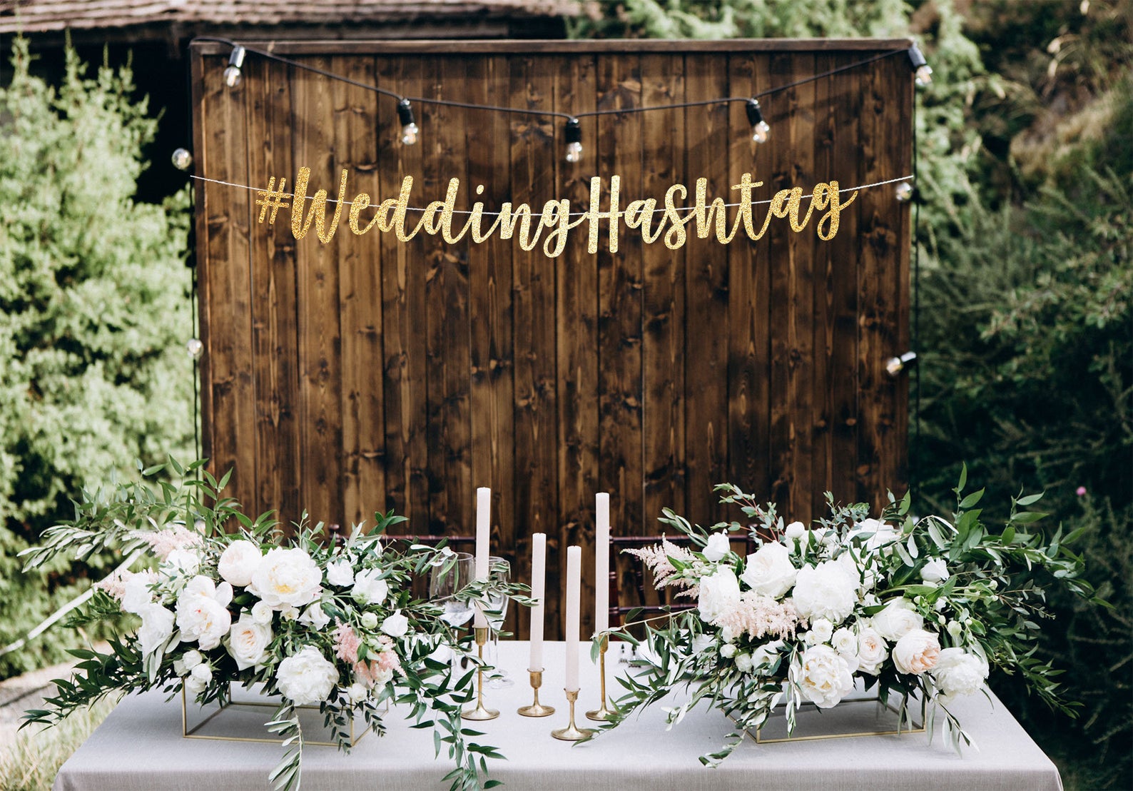 Wedding Hashtag Banner Creative Ways to Display Your Wedding Hashtag Bridal Musings  - 10 cách sáng tạo để hiển thị Hashtag đám cưới của bạn