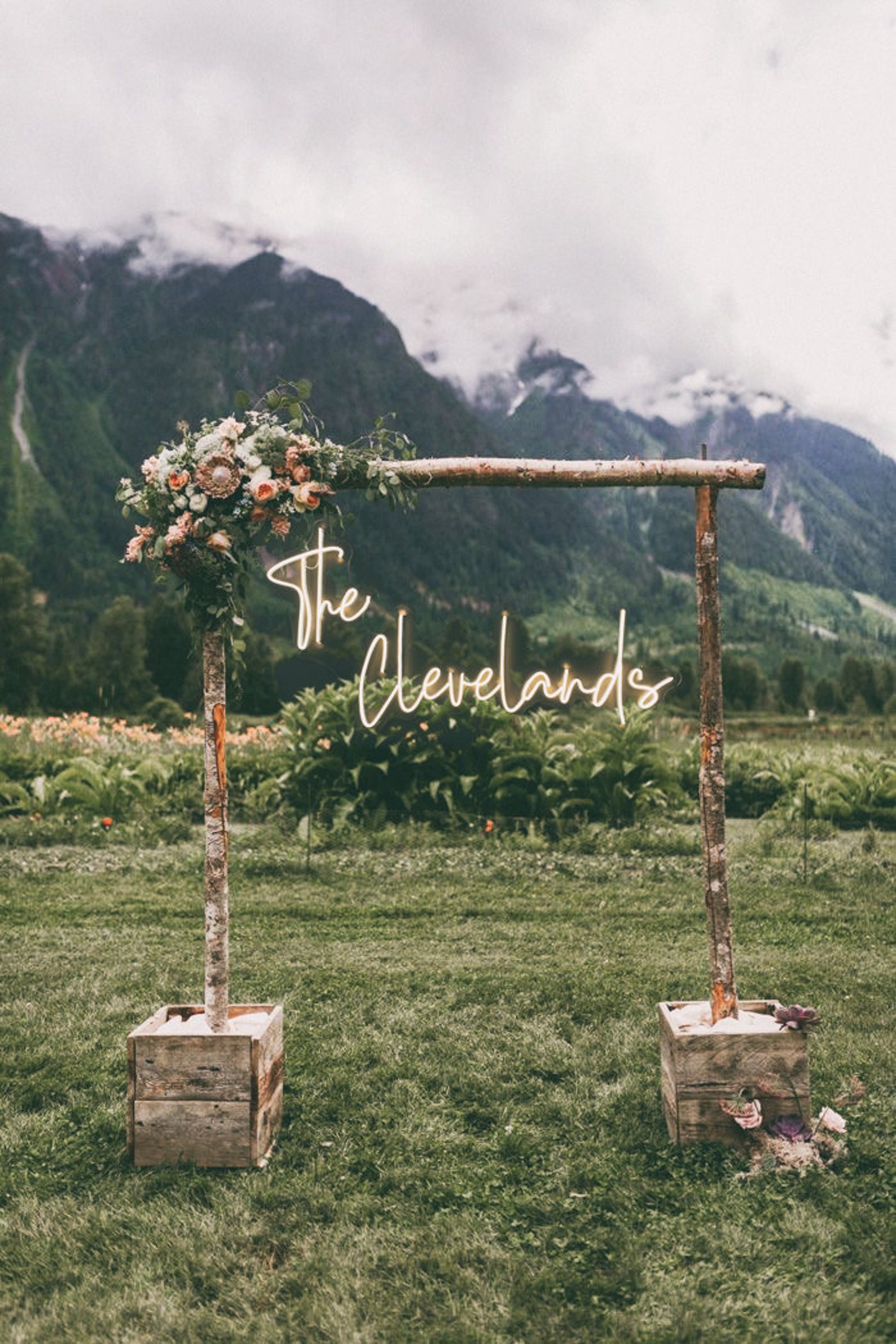 Wedding Hashtag Neon Sign Creative Ways to Display Your Wedding Hashtag Bridal Musings 2 copy - 10 cách sáng tạo để hiển thị Hashtag đám cưới của bạn