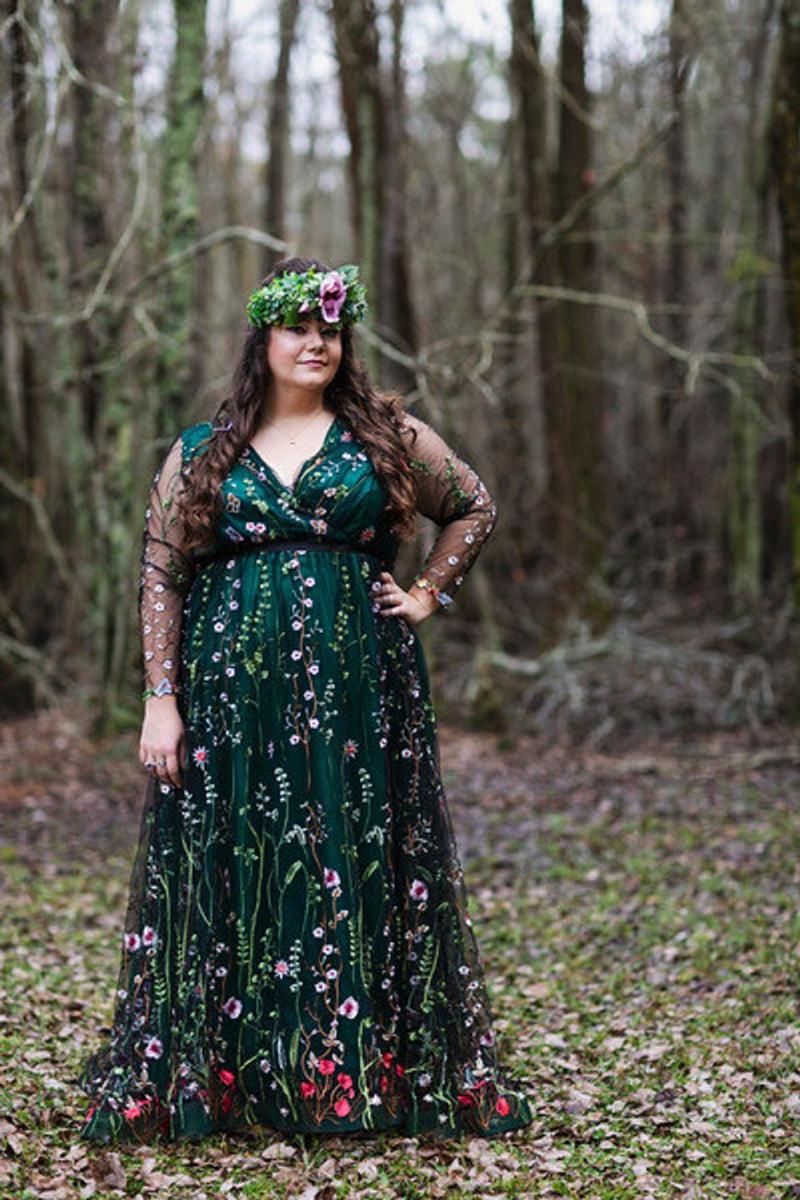 Hãy bắt đầu với chiếc váy cưới thêu màu xanh lá cây này của Tonena.
