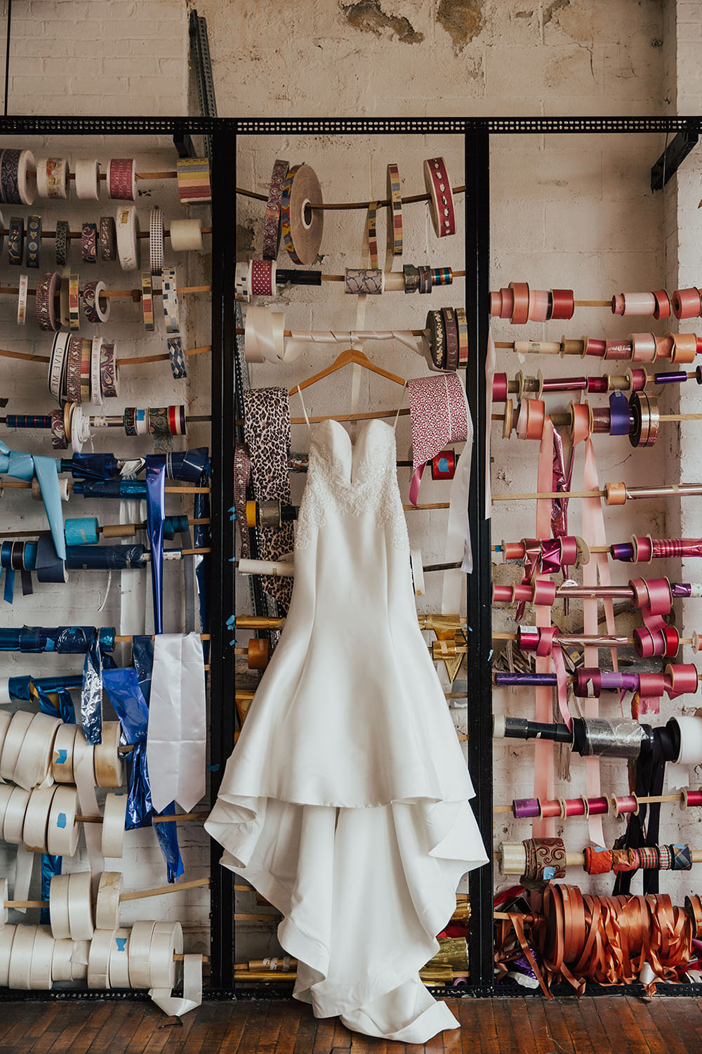 áo cưới treo trong nhà máy nghệ thuật nơi tổ chức đám cưới ruy băng tường 