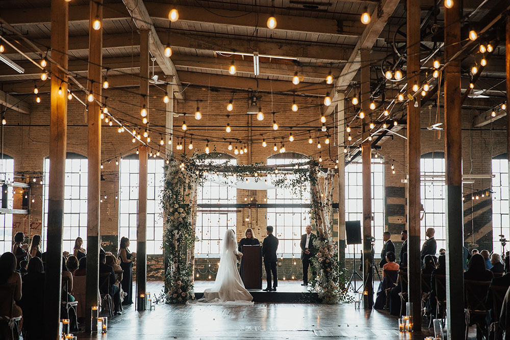 Đèn dây công nghiệp và cây xanh cho một nhà máy nghệ thuật tổ chức lễ cưới