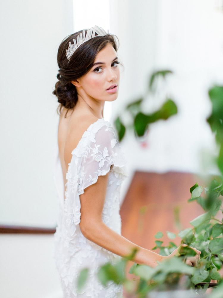 10 Beautiful Bridal Tiaras for Your Wedding Emma Katzka Isolde Quartz Crystal Bridal Tiara - 20 vương miện & vương miện cô dâu quá độc đáo (& hoàn toàn tuyệt đẹp!)