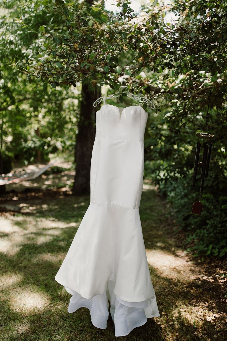 Đám cưới ở sân sau Virginia với chiếc váy dạ hội màu mùa thu