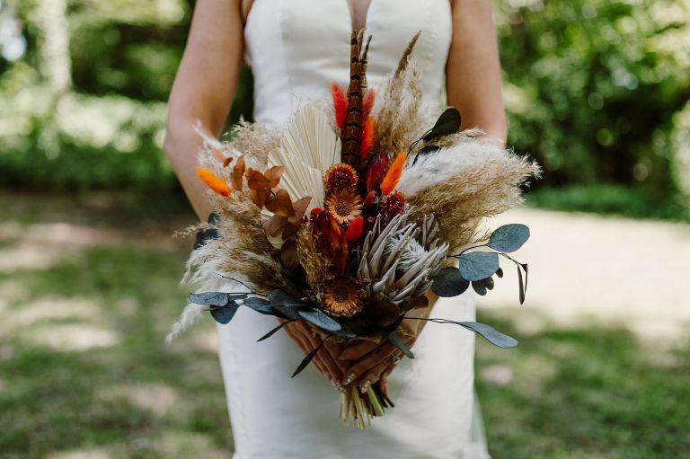 Đám cưới ở sân sau Virginia với Bó hoa cô dâu với bảng màu mùa thu