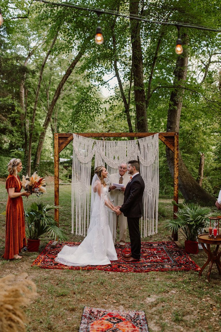 Đám cưới ở sân sau Virginia với Bảng màu mùa thu Macrame