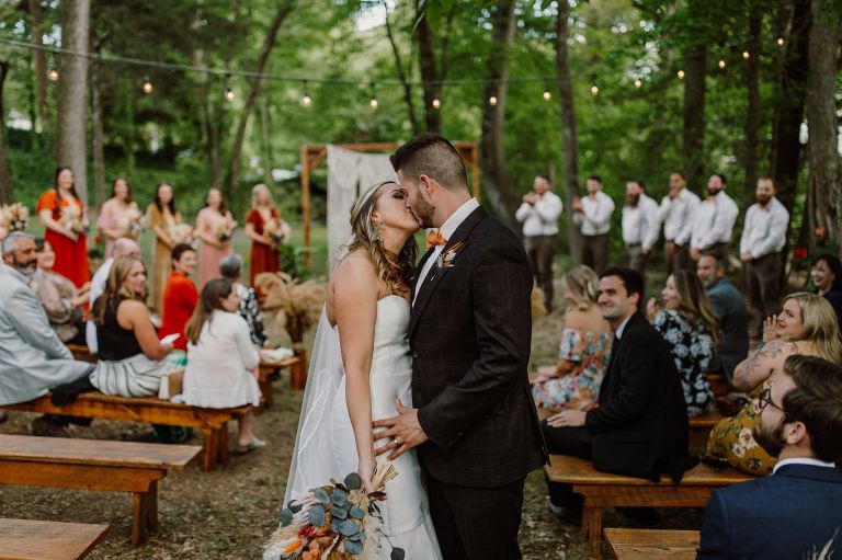 Đám cưới ở sân sau Virginia với nụ hôn bảng màu mùa thu