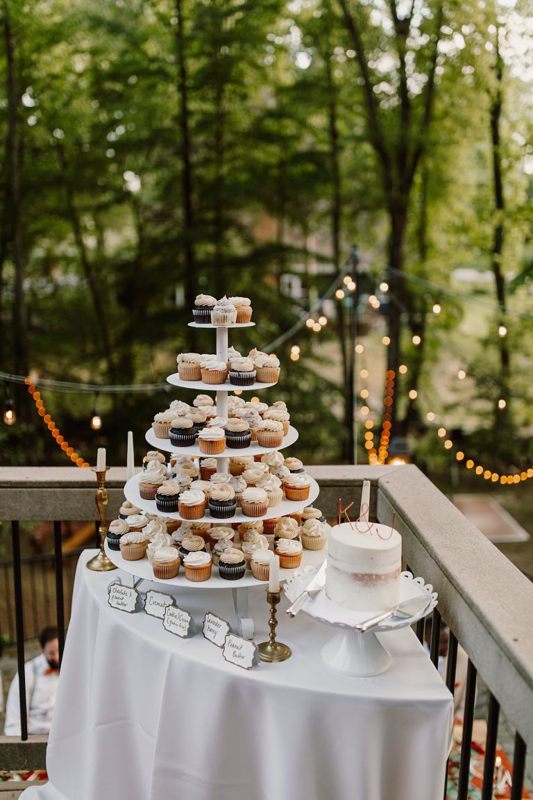 Đám cưới ở sân sau Virginia với bánh cupcake bảng màu mùa thu