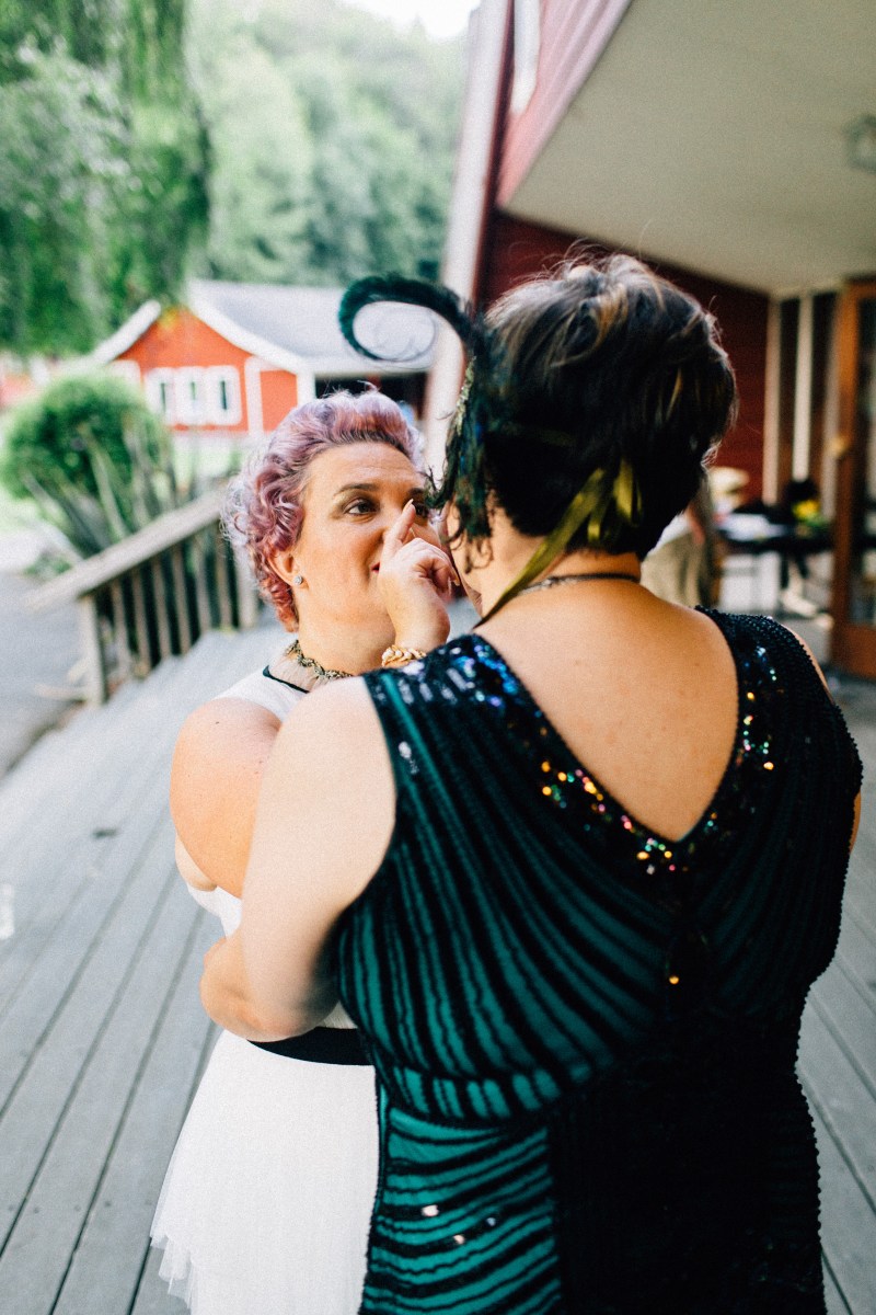 1627913408 596 transgender wedding in Iowa on offbeat bride 37 - Một kỳ quặc thời gian du lịch chuyển giới đồng tính nữ đám cưới