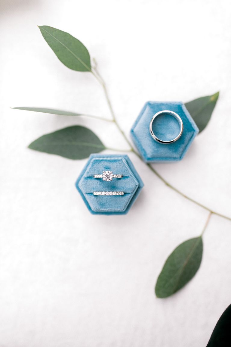 Hộp nhẫn cưới màu xanh bụi