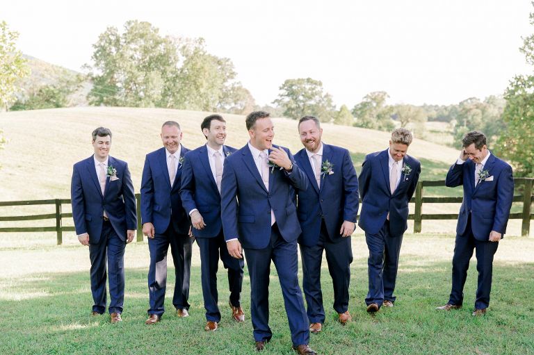 Đám cưới màu xanh bụi ở Virginia dàn phù rể