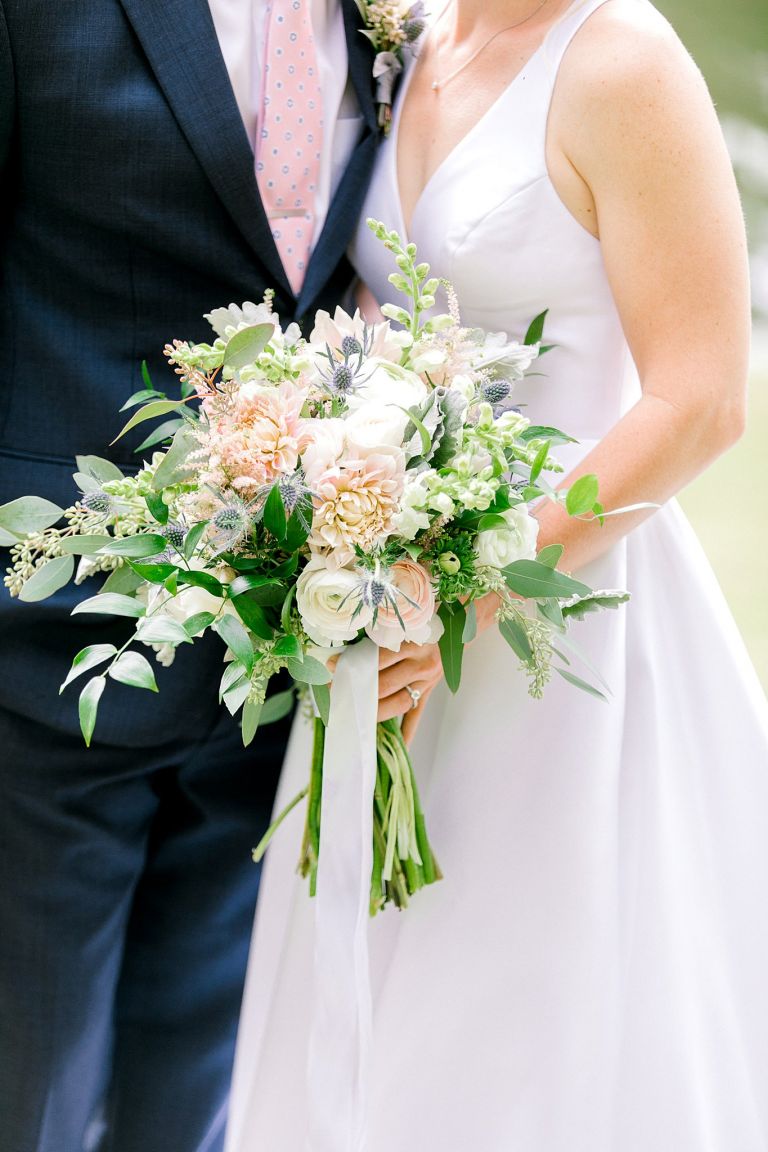 Bó hoa cưới màu xanh da trời bụi ở Virginia