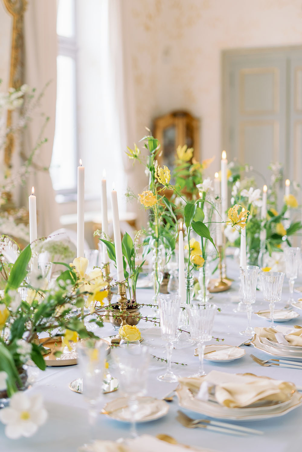 ikebana daffodil và iris trang trí bàn tiệc cưới