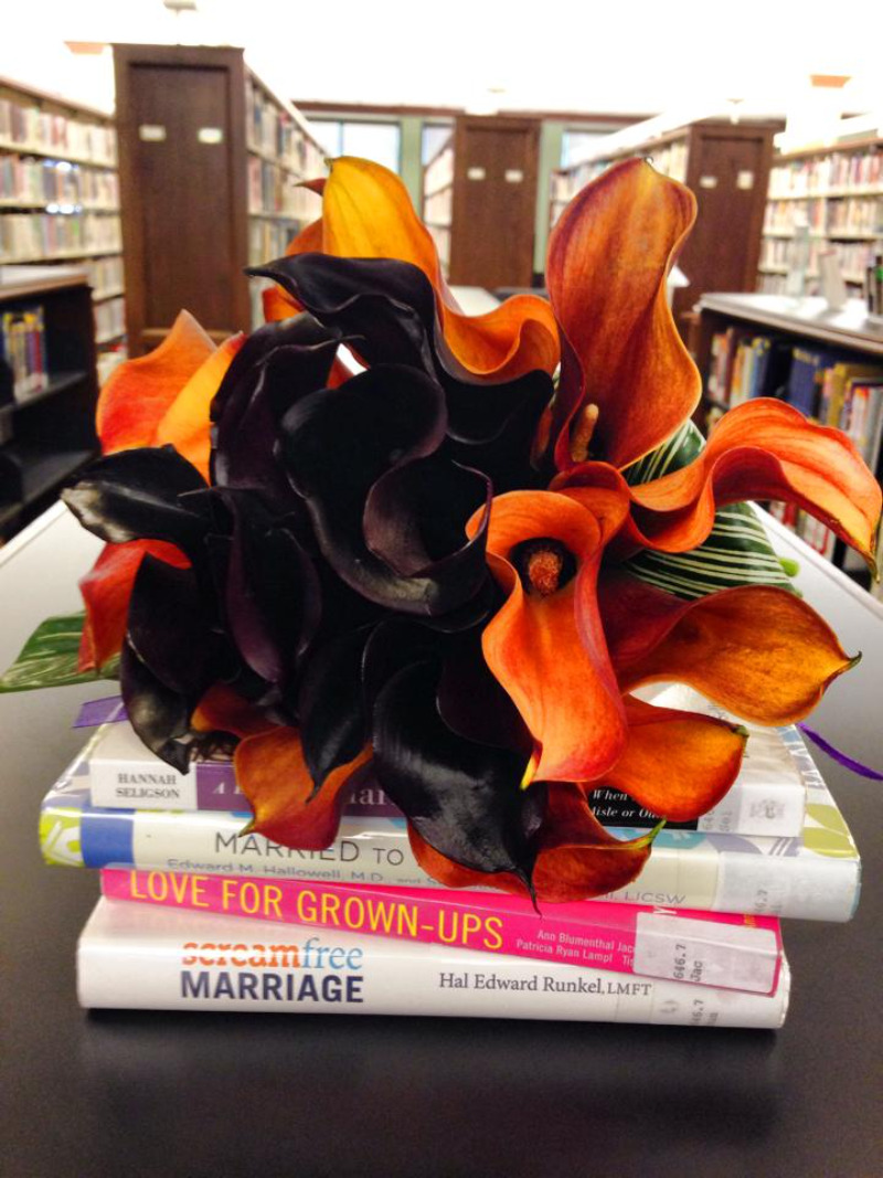 1630677951 435 booklovers library wedding on offbeat bride 2 - Đám cưới trong thư viện của người yêu sách (với sự xuất hiện đặc biệt của Sonic the hedgehog)