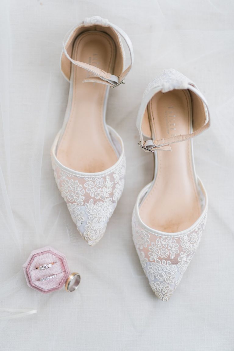Giày và nhẫn cô dâu