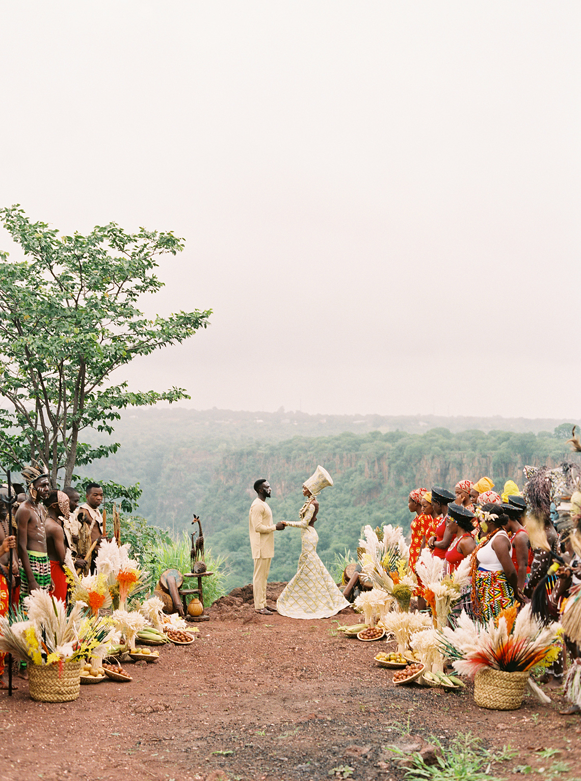 1631016354 883 Black Panther Inspired African Wedding Ideas Livingstone Island Zambia Love From Mwai Stepan Vrzala 135 - 8 kiểu váy cưới tuyệt đẹp từ khắp châu Phi