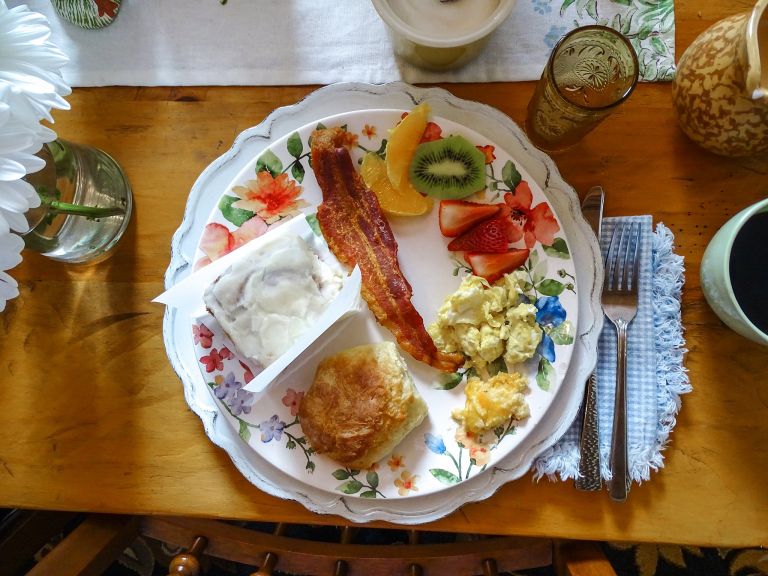 Giường và bữa sáng tại The Claiborne House Rocky Mount VA