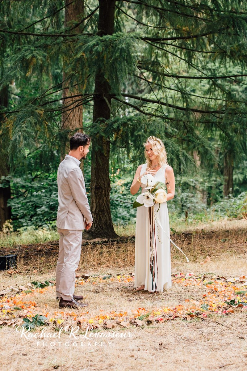 1631542609 865 Oregon micro wedding on Offbeat Bride 88 - Đám cưới siêu nhỏ ở Oregon này với chiếc váy 31 đô la đã tạo nên một câu thần chú