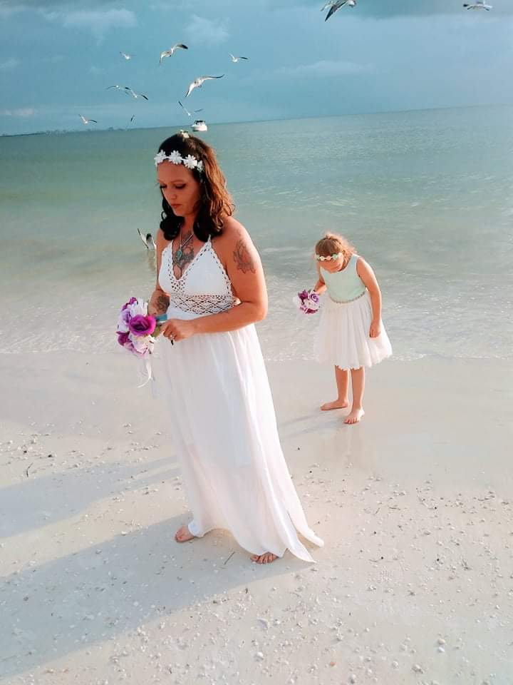 1631887966 70 beach micro wedding on offbeat bride 1 - Những cô dâu này đã đánh đổi kế hoạch lớn của họ cho một đám cưới nhỏ trên bãi biển