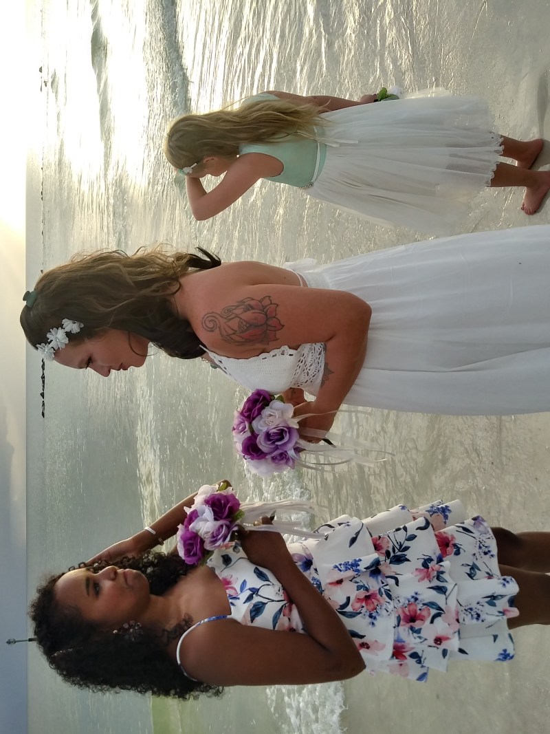 1631887967 991 beach micro wedding on offbeat bride 5 - Những cô dâu này đã đánh đổi kế hoạch lớn của họ cho một đám cưới nhỏ trên bãi biển