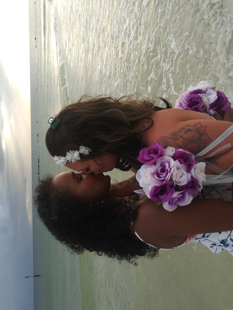 1631887972 826 beach micro wedding on offbeat bride 9 - Những cô dâu này đã đánh đổi kế hoạch lớn của họ cho một đám cưới nhỏ trên bãi biển