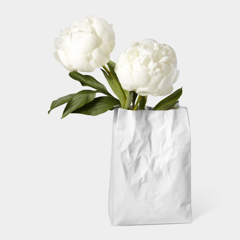 lọ hoa túi giấy gốm sứ trắng này là món quà kỷ niệm lý tưởng cho đối tác yêu nghệ thuật của bạn