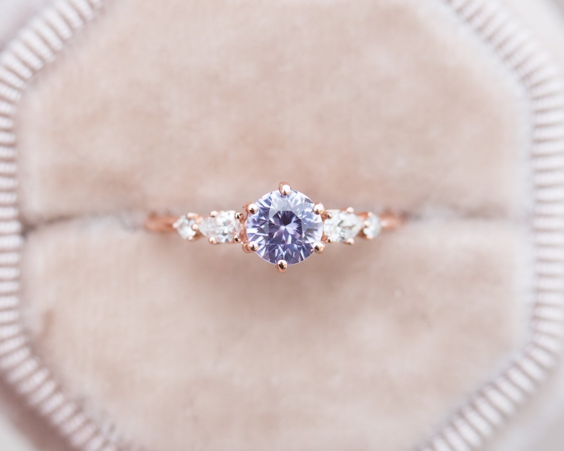 Oore Etsy Sapphire Engagement Ring Guide Bridal Musings 1 - Tại sao chúng tôi yêu thích nhẫn đính hôn Sapphire (và chồng sắp cưới của bạn cũng vậy)
