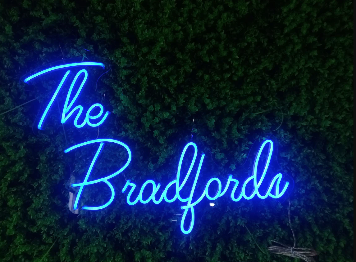 dấu hiệu neon màu xanh có dòng chữ "Bradfords"