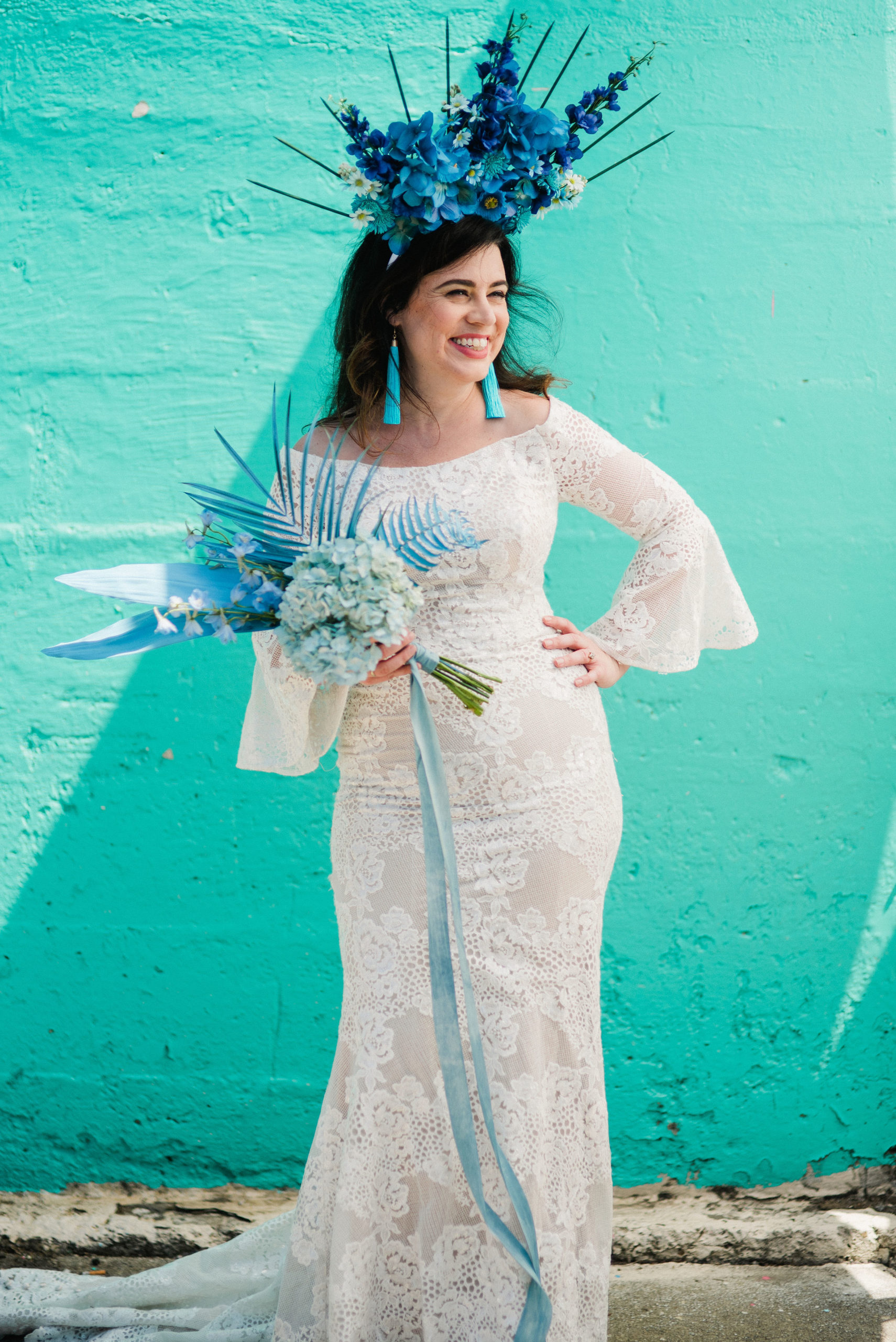 người phụ nữ mặc váy cưới với phụ kiện màu xanh