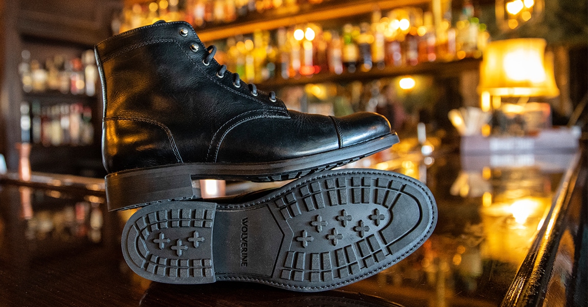 Đối với món quà kỷ niệm bằng da hoàn hảo: Giày cao cổ bằng da màu đen