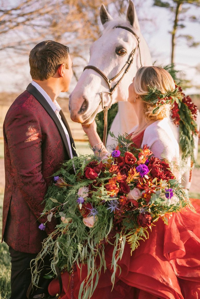Cặp đôi với Ngựa trong một đám cưới Giáng sinh